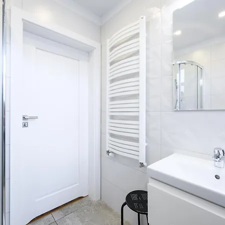 3 Maja 32b -b By Homeprime *