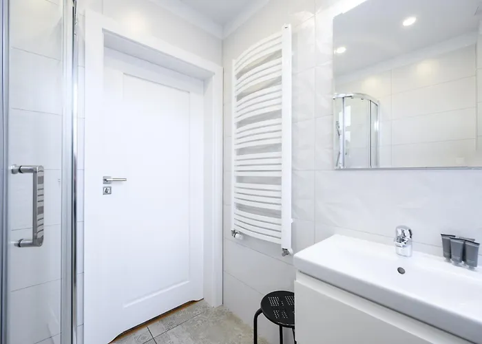 3 Maja 32b -b By Homeprime *